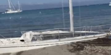 Poetto, rimossa la Nydia dopo quattro mesi: il relitto lascia finalmente la spiaggia