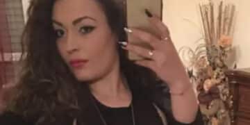 Ammazzata a coltellate dall’ex marito che confessa ai passanti: “L’ho uccisa”