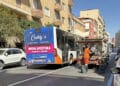 Cagliari, autobus bloccato in via Pergolesi dietro il mezzo della raccolta rifiuti
