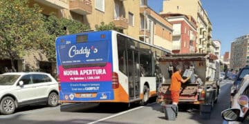 Cagliari, effetto piste ciclabili: autobus bloccato in via Pergolesi dietro il mezzo della raccolta rifiuti