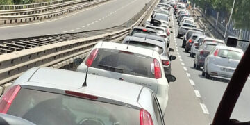 Scooter esce fuori strada lungo l’Asse Mediano: lunghe code e traffico in tilt