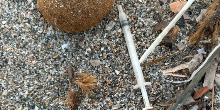 Poetto, individuata una siringa alla sesta fermata: “È in prossimità della riva dove tutti camminano scalzi”