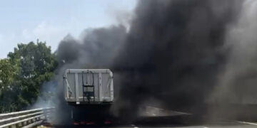 Paura a San Gavino: rimorchio di un tir prende fuoco lungo la 131 (VIDEO)