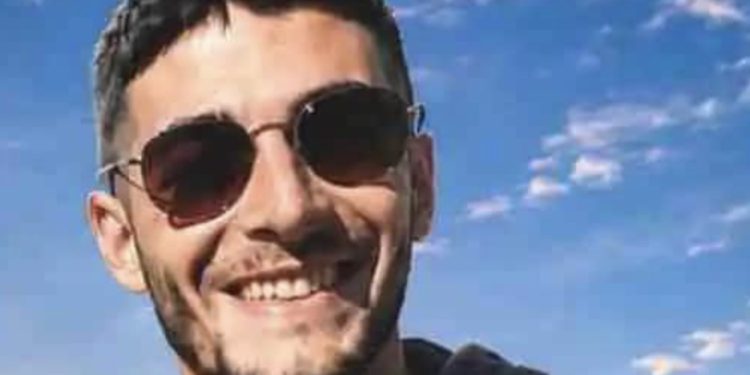 San Teodoro, a bordo della moto si schianta contro un’auto: morto 23enne