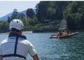 Dramma al lago: il figlio rischia di annegare e si tuffa ma non riemerge più