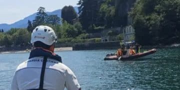 Dramma al lago: il figlio rischia di annegare e si tuffa ma non riemerge più