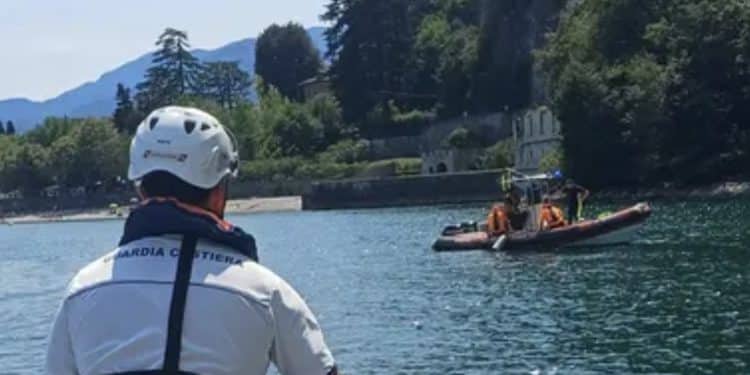 Dramma al lago: il figlio rischia di annegare e si tuffa ma non riemerge più