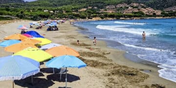 Porto Tramatzu, 51enne che rischia di annegare salvata dal bagnino: “Era esposta la bandiera rossa”