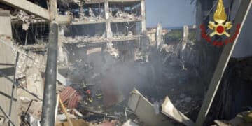 Esplosione fa crollare una palazzina: 5 feriti e 6 dispersi