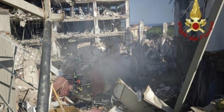 Esplosione fa crollare una palazzina: 5 feriti e 6 dispersi