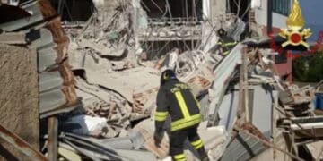 Crolla una palazzina a Messina, recuperato il corpo del primo disperso: 5 persone ancora sotto le macerie