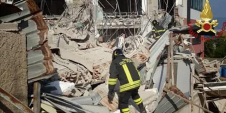 Crolla una palazzina a Messina, recuperato il corpo del primo disperso: 5 persone ancora sotto le macerie
