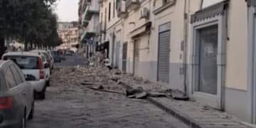 Campi Flegrei, scossa di terremoto di magnitudo 4.7: folla per strada e blackout