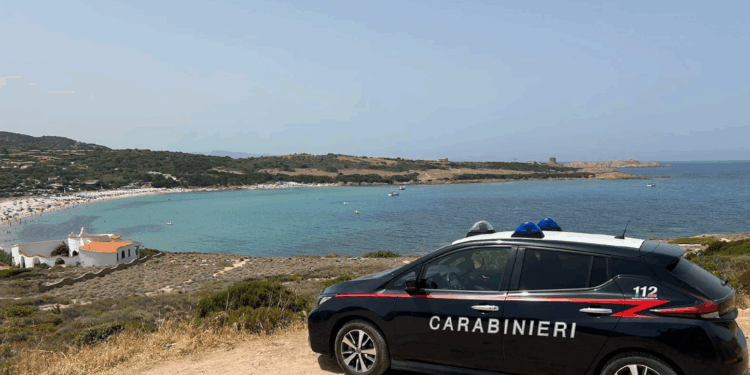 Minaccia di buttarsi giù dal tetto, giovane donna salvata da un carabiniere a Trinità d’Agultu