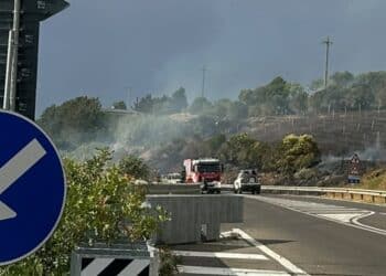 Samassi, grosso incendio alle porte del paese: statale chiusa e un elicottero in azione per domare le fiamme