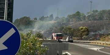 Samassi, grosso incendio alle porte del paese: statale chiusa e un elicottero in azione per domare le fiamme