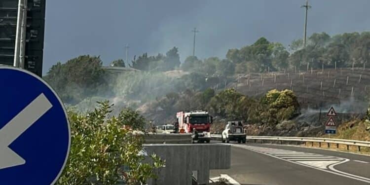 Samassi, grosso incendio alle porte del paese: statale chiusa e un elicottero in azione per domare le fiamme