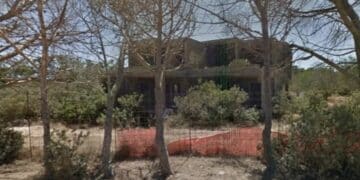 Villasimius, dopo cala Finanza ecco il caso di Porto Giunco: villa di lusso al posto di 2 fabbricati ma i cittadini non ci stanno