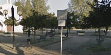 Assemini, donna nuda al parco fra le famiglie  inveisce contro il coro della chiesa