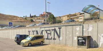 Monastir, a petto nudo e con una mazza in mano dentro il supermercato: cacciati via dai commessi