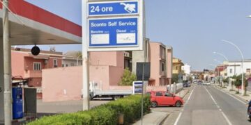 Decimomannu, auto data alle fiamme davanti al distributore di benzina