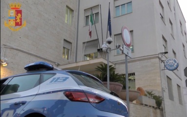 Cagliari, tragedia sfiorata all’alba in piazza del Carmine: scaraventa a terra una 75enne e le strappa la borsa