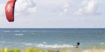 Masainas, giovane bagnino salva la vita a un 51enne dopo un grave incidente di kitesurf