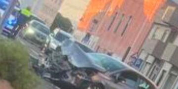 Cagliari, terribile schianto in via Bacaredda: auto distrutta e traffico in tilt