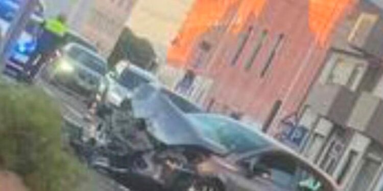 Cagliari, terribile schianto in via Bacaredda: auto distrutta e traffico in tilt
