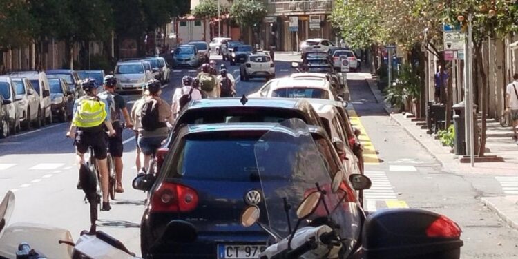 Cagliari, in via Pergolesi pista ciclabile completamente vuota e ciclisti in mezzo alla strada
