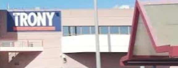 Spaccata al Trony sulla 131 nel Cagliaritano, i ladri sfondano la vetrina con un furgone rubato e svaligiano il negozio