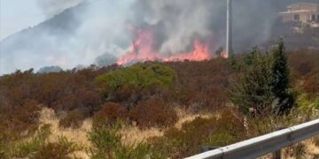 Grosso incendio nella periferia di Domusnovas, chiusa la statale 126 a Carbonia (VIDEO)