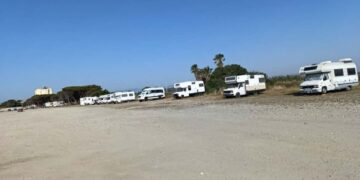 Camper al Poetto, la replica dei camperisti: “Nessun abuso, sostare è un diritto. Cagliari pensi piuttosto ad accogliere il turismo itinerante”
