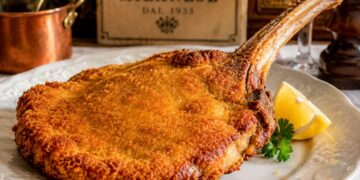 La cultura nel piatto: la vera cotoletta alla milanese con l’ossocroccante fuori e tenera dentro
