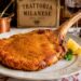 La cultura nel piatto: la vera cotoletta alla milanese con l’ossocroccante fuori e tenera dentro