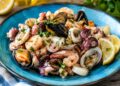 La cultura nel piatto: insalata di mare, un piatto fresco che dimostra come tradizione, gusto e salute possano convivere nella stessa portata