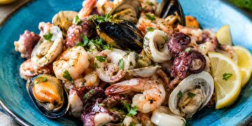 La cultura nel piatto: insalata di mare, un piatto fresco che dimostra come tradizione, gusto e salute possano convivere nella stessa portata