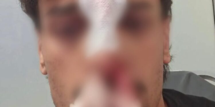 Occupano il posto riservato ai disabili e aggrediscono madre e figlio: “Non potevo stare in silenzio davanti a uno schifo del genere”