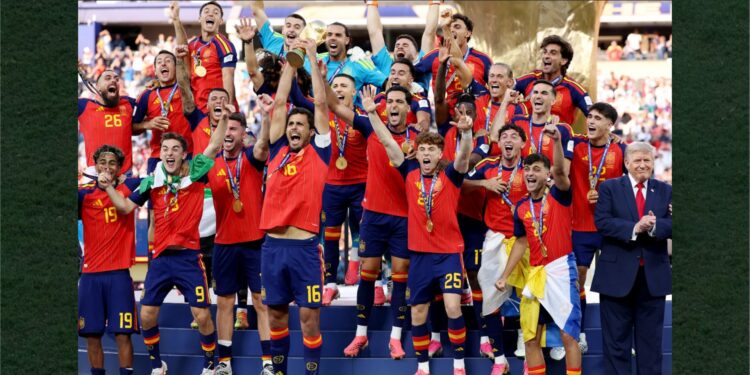 Mondiale 2026: grande imbarazzo sul palco al momento del trionfo della Spagna