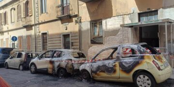 Cagliari, fiamme in via Ada Negri: 5 auto distrutte, verifiche strutturali sulla facciata di una palazzina