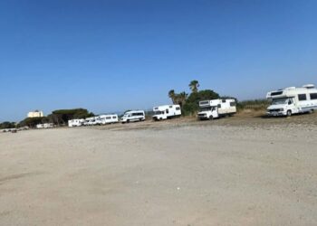 Cagliari: “Campeggio selvaggio al Poetto e pineta usata come fogna, niente multe e zero controlli”