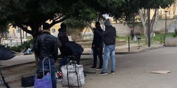 Piazza Is Maglias a Cagliari, cittadini ostaggio del degrado: “Topi, sporcizia e paura di parcheggiare l’auto”