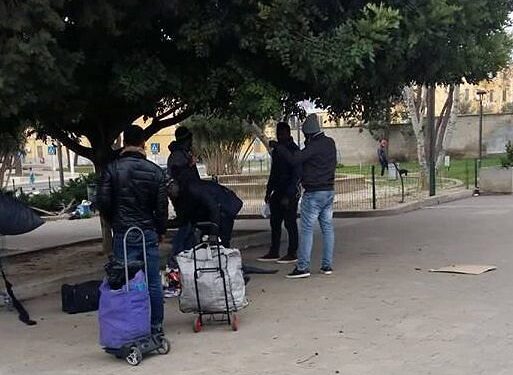Piazza Is Maglias a Cagliari, cittadini ostaggio del degrado: “Topi, sporcizia e paura di parcheggiare l’auto”