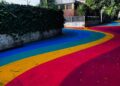 Pavimentazione colorata davanti alla scuola di Pirri, valanga di insulti: il Comune costretto a rimuovere il post