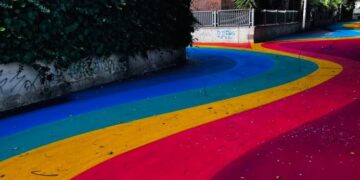 Pavimentazione colorata davanti alla scuola di Pirri, valanga di insulti: il Comune costretto a rimuovere il post