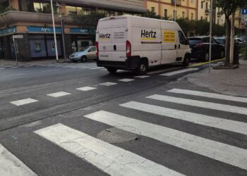 Cagliari, donna rischia di essere investita in via Pergolesi: “Così sono stata aggredita e insultata: ecco come viene trattata una ragazza in città”