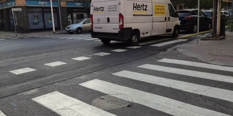 Cagliari, donna rischia di essere investita in via Pergolesi: “Così sono stata aggredita e insultata: ecco come viene trattata una ragazza in città”