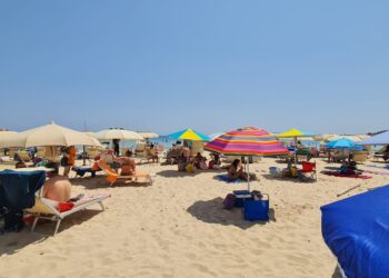 Spiaggia libera, boom del noleggio di ombrelloni e lettini: comodità o “concessioni selvagge”? Il servizio divide i bagnanti