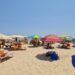 Spiaggia libera, boom del noleggio di ombrelloni e lettini: comodità o “concessioni selvagge”? Il servizio divide i bagnanti
