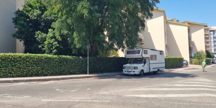 Via Giudicessa Vera, camper fermo da due settimane: “Il Comune e la Municipale quando interverranno? C’è un uomo che urla e vomita”
